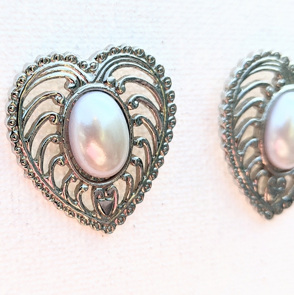 Vintage elegant heart shaped earring studs silver toned metal with pearl center - Picture 3 of 5